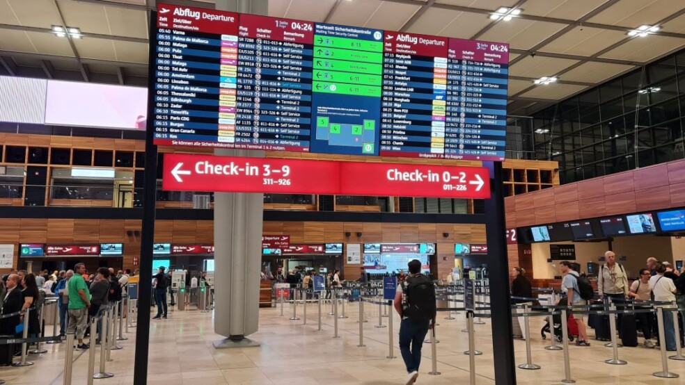 Putnici cekaju na aerodromskom terminalu