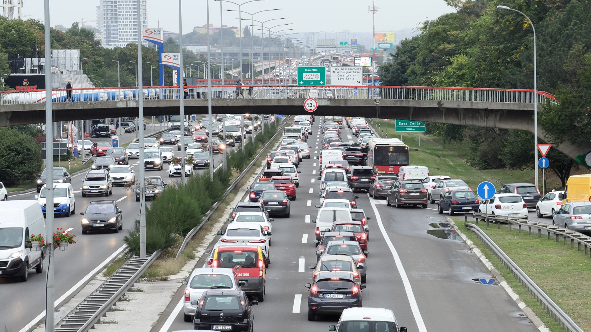 Automobili u guzvi kod velike arene u Beogradu